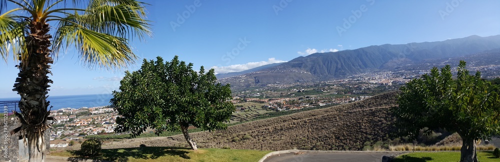 Fototapeta premium Panorama von Puerto de la Cruz und Orotava-Tal, Teneriffa