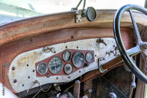 Obraz na płótnie Rusty oldtimer car w salonie
