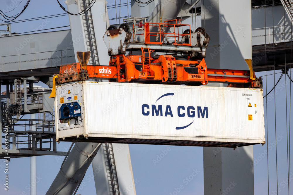 Foto de ROTTERDAM - MAR 16, 2016: Crane operator unloading a ...