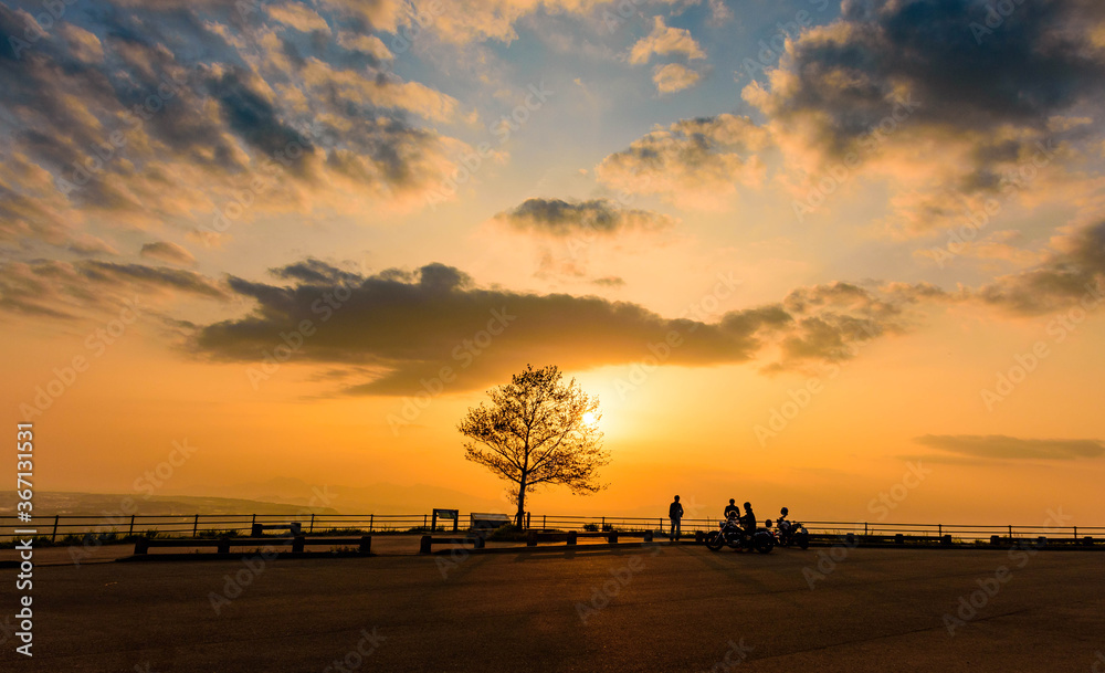 阿蘇・俵山頂上からの風景写真 美しい夕焼け空とバイクのシルエット 日本・熊本・阿蘇 Landscape photo from the top of Mt. Aso and Tawara Beautiful sunset sky and bike silhouette Japan, Kumamoto, Aso