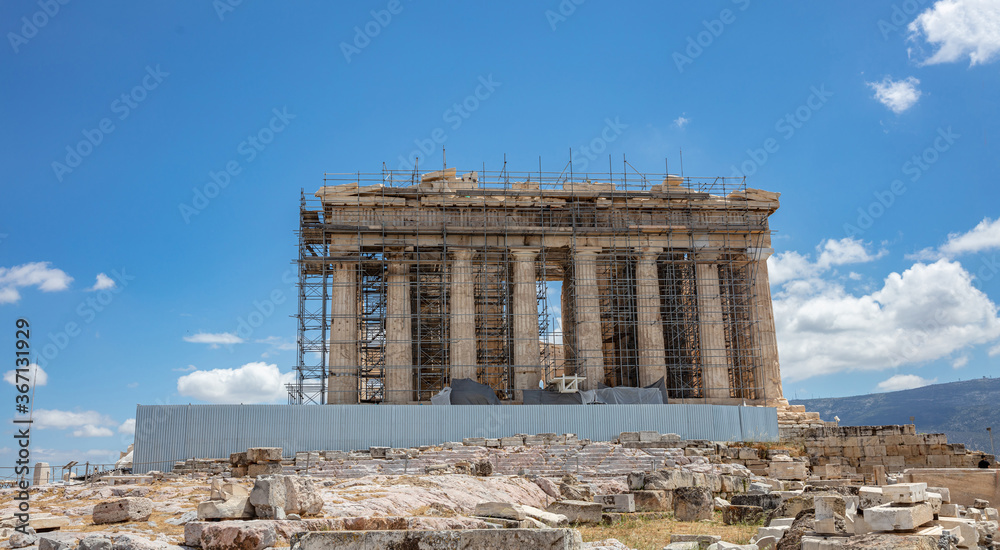 Obraz premium Athens, Greece. Parthenon temple on Acropolis hill, bright spring day.