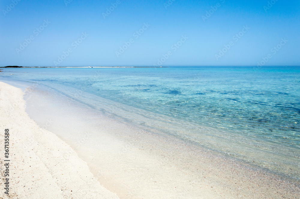 Spiaggia bianca con acqua trasparente e cielo azzurro