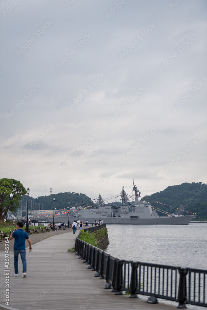 護衛艦の停泊する横須賀の港