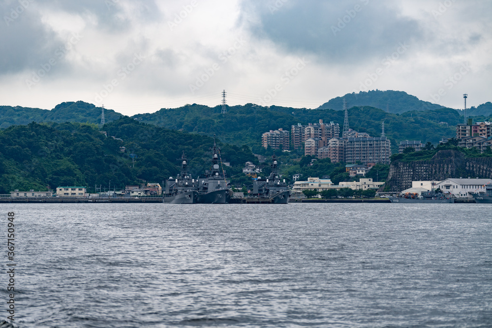 Naklejka premium 横須賀軍港に停泊する海上自衛隊の護衛艦