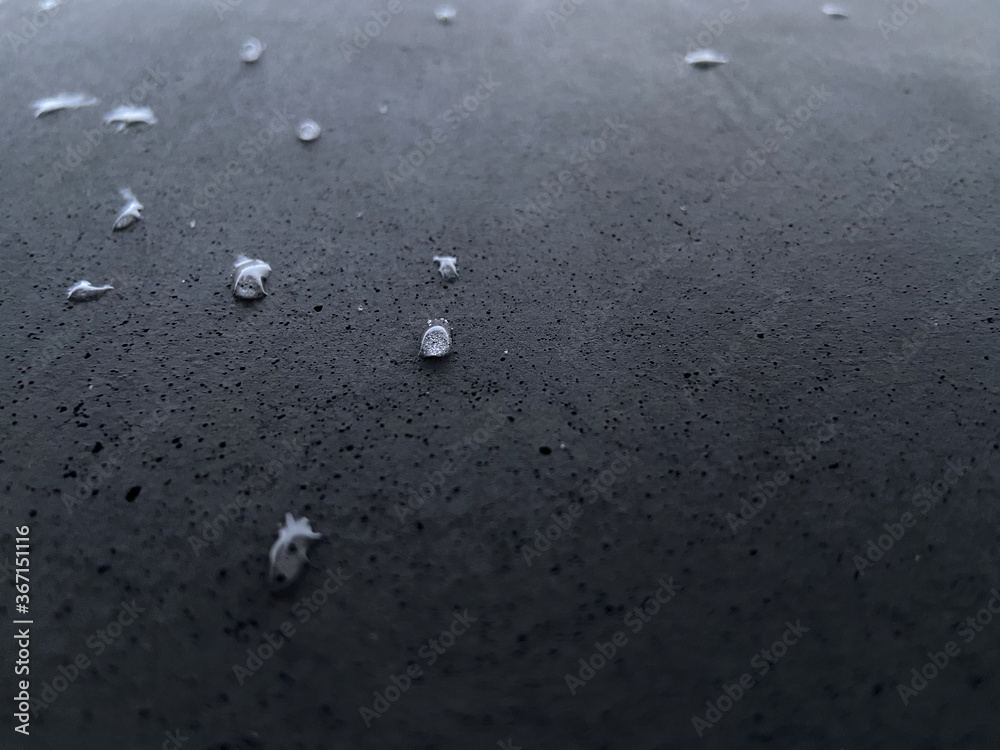 waterdrops macro image on dark grey porous concrete on the holocaust memorial in berlin germany
Wassertropfen Nahaufnahme auf dunkelgraumem porösen Beton am Holocaust Denkmal in Berlin, Deutschland 