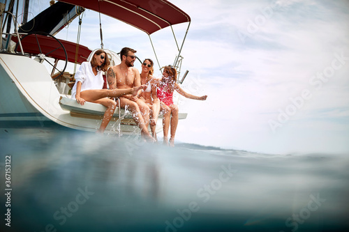 Friends chilling on stern of a yacht Fototapet