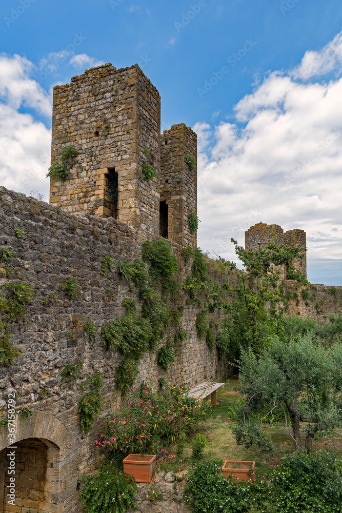 Die Burg von Monteriggioni in der Toskana in Italien 