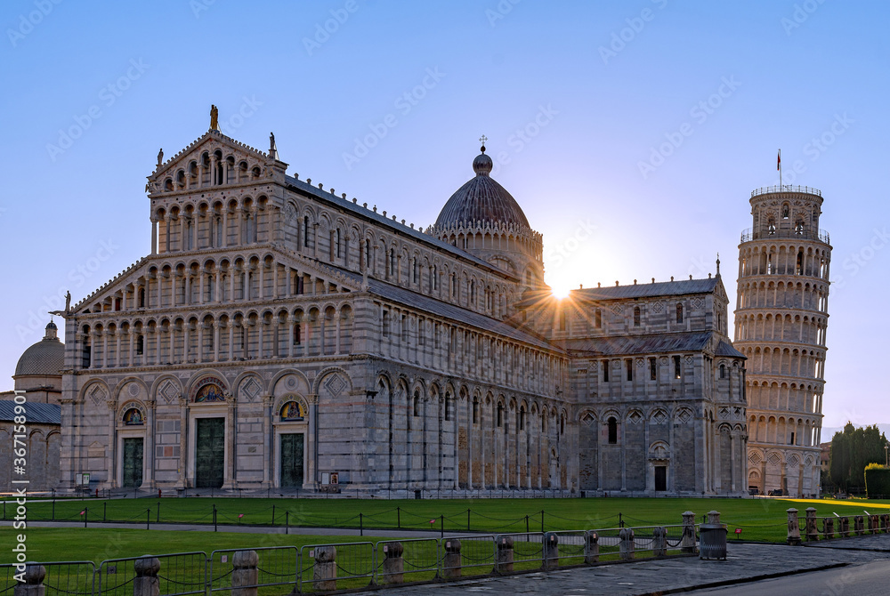 Sonnenaufgang am Piazza dei Miracoli und dem schiefen Turm von Pisa in Pisa in der Toskana, Italien 