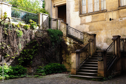 Escaliers anciens dans une cour intérieure