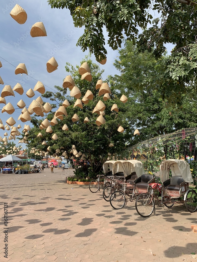 Rue décorée de paniers à Vientiane, Laos	