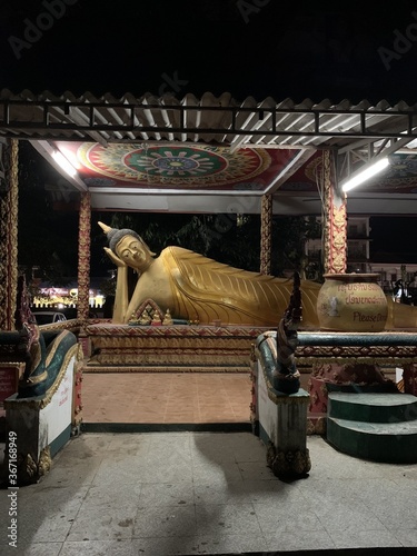 Fototapeta Naklejka Na Ścianę i Meble -  Bouddha couché d'une grotte à Vang Vieng, Laos