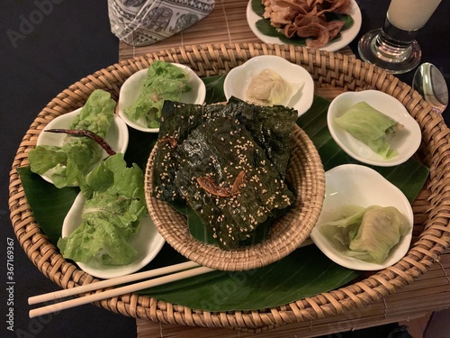 Algues et légumes, plat laotien photo