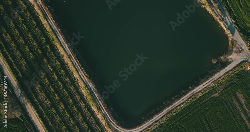 Estanque de agua artificial. Cuencas de retención, estanque húmedo, estanque de retención húmedo o estanque de manejo de aguas pluviales. Drone 4k