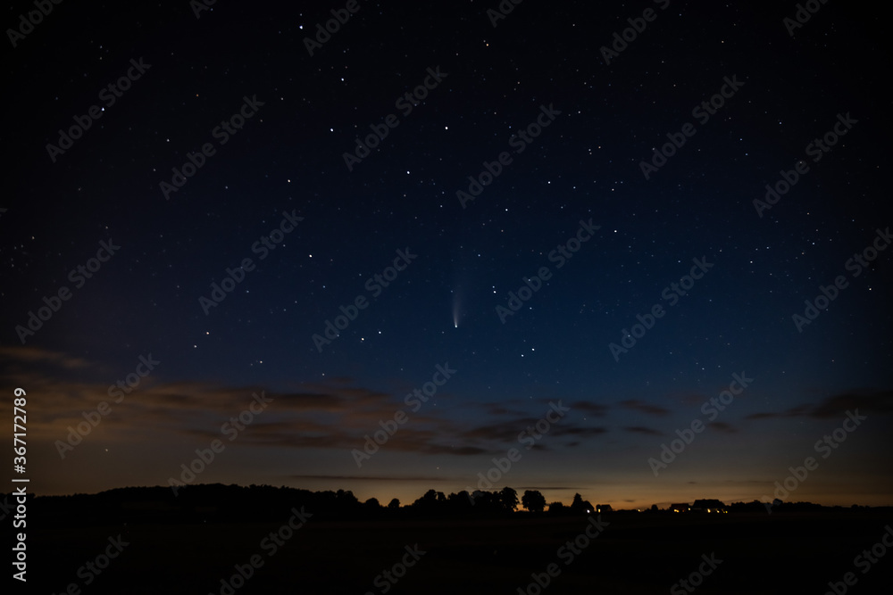 Komet am Himmel bei Nacht in guter Auflösung. Geeignet für Himmel Austausch oder Hintergrund