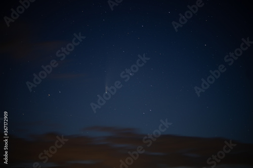 Komet am Himmel bei Nacht in guter Auflösung. Geeignet für Himmel Austausch oder Hintergrund © Sebastian