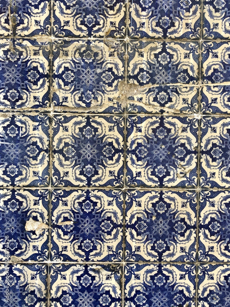 seamless damask tile pattern