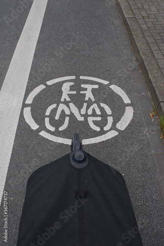 Lastenrad mit Radwegesymbol photo