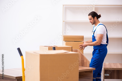 Young male professional mover doing home relocation © Elnur