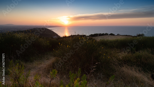 panorama con mare e collina al tramonto