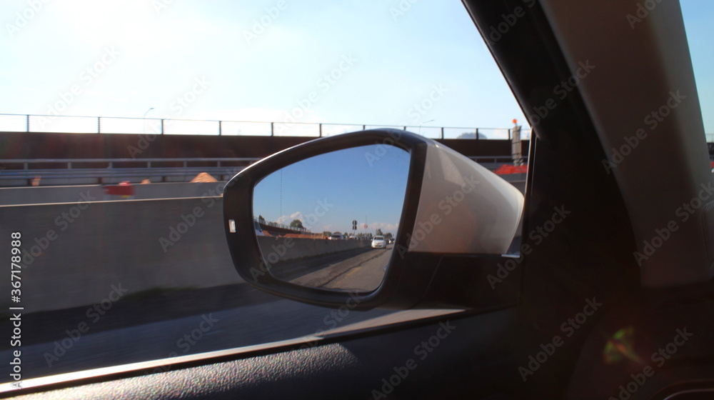 Guidare l'auto in autostrada in estate - turismo o business Guidare l'auto in autostrada in estate - turismo o business