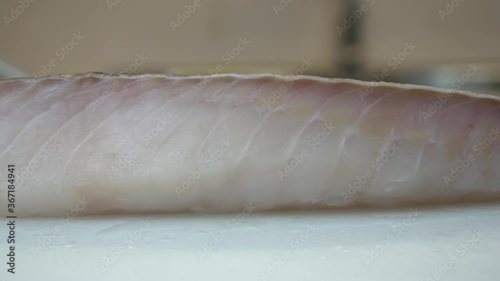Pescado blanco en la cocina. Vídeo 4k