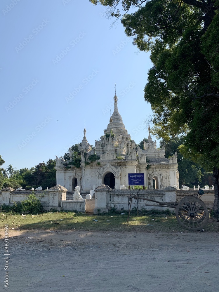 Carriole devant un temple à Inwa, Myanmar