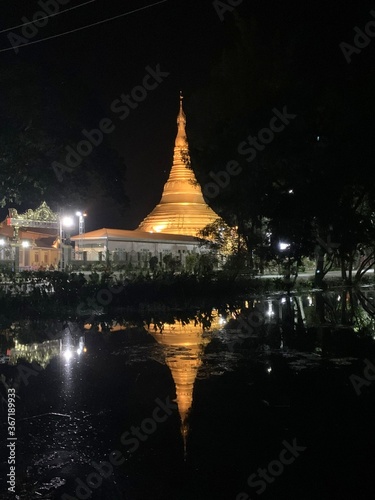 Pagode de nuit à Nyaung Shwe, Myanmar © Atlantis