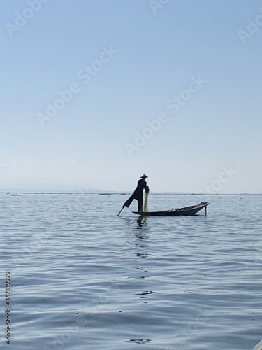 Fotografiet Pêcheur sur une barque au lac Inle, Myanmar