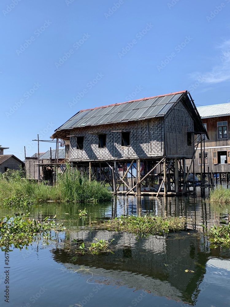 Maison sur pilotis au lac Inle, Myanmar Maison sur pilotis au lac Inle, Myanmar