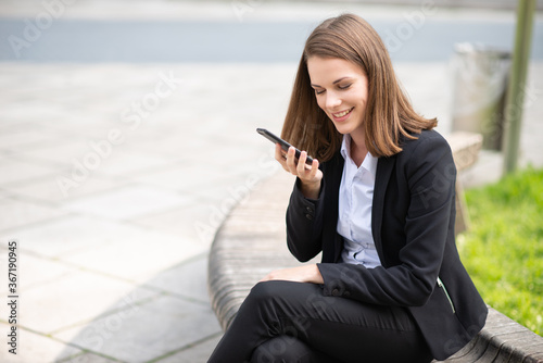 Photos Businesswoman talking on his cellphone's speakerphone