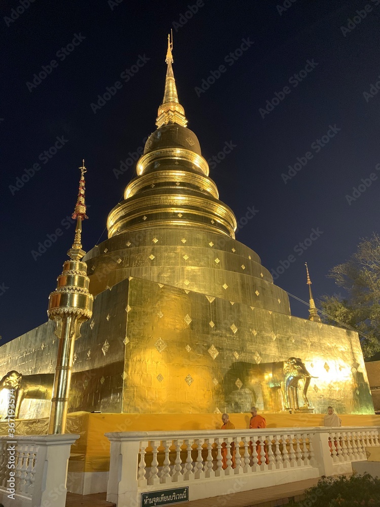 Naklejka premium Wat Phra Singh de nuit à Chiang Mai, Thaïlande