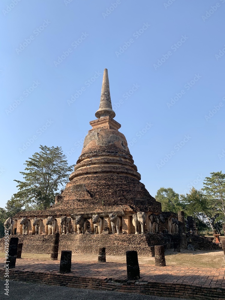 Fototapeta premium Stupa en briques du parc historique de Sukhothaï, Thaïlande