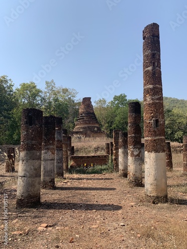 Colonnes d'un temple en ruine, parc historique de Sukhothaï, Thaïlande 