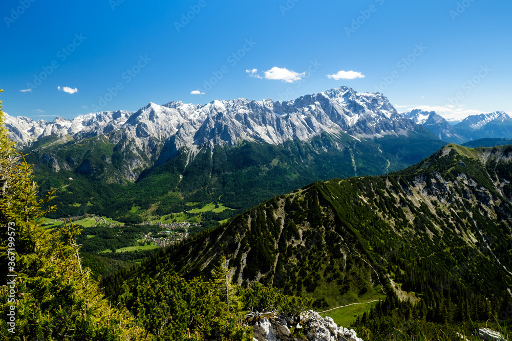 Wettersteingebirge mit Zugspitze und Alpspitze