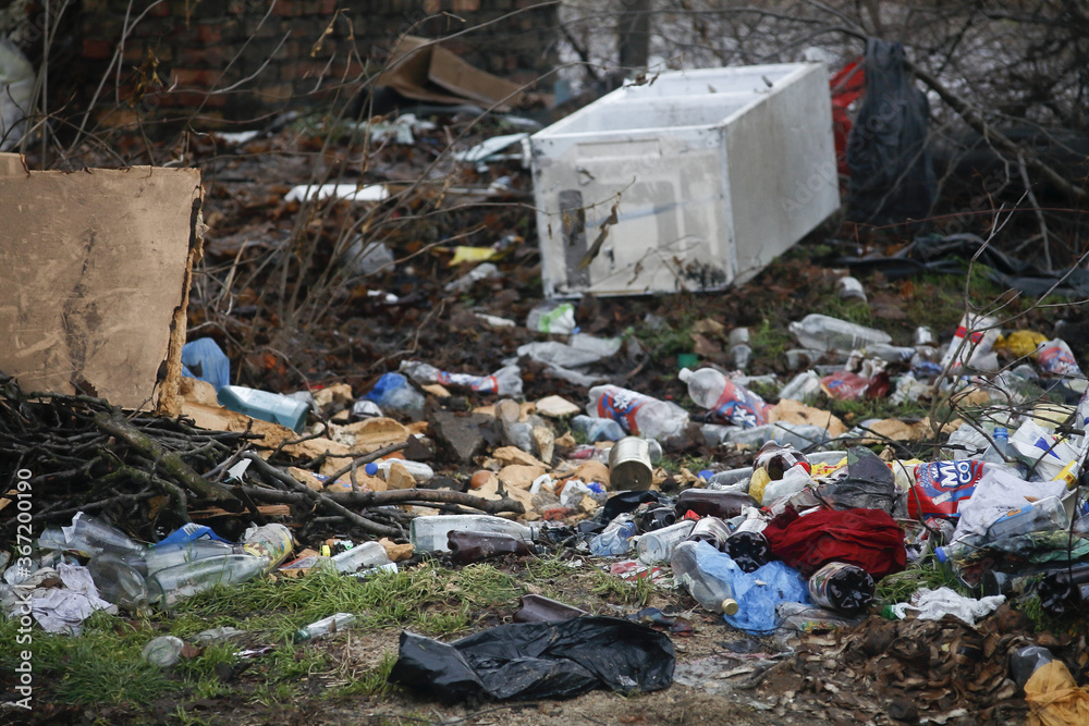 Obraz premium Dzikie wysypisko śmieci w mieście 