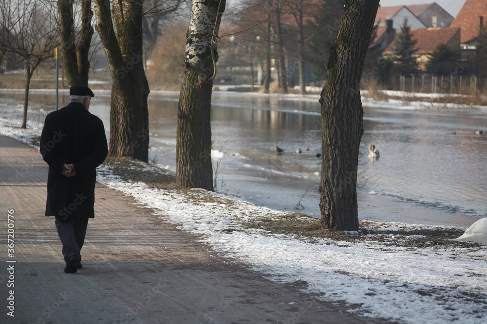 Fototapeta premium zimowy spacer promenadą wzdłuż rzeki
