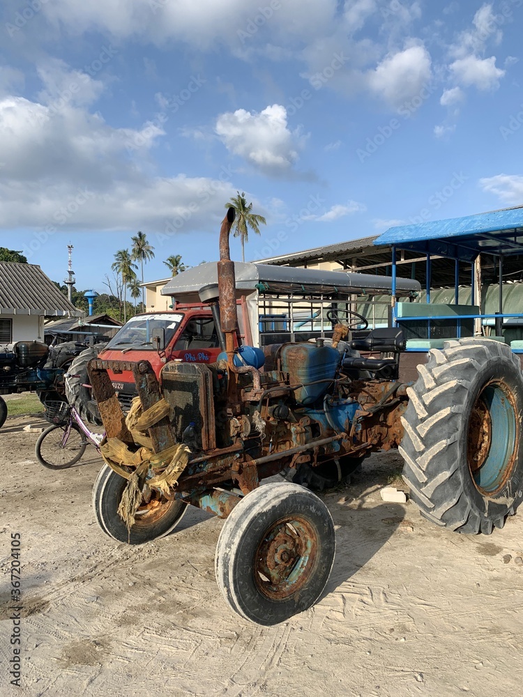 Obraz premium Tracteur d'une ferme à Ko Phi Phi, Thaïlande