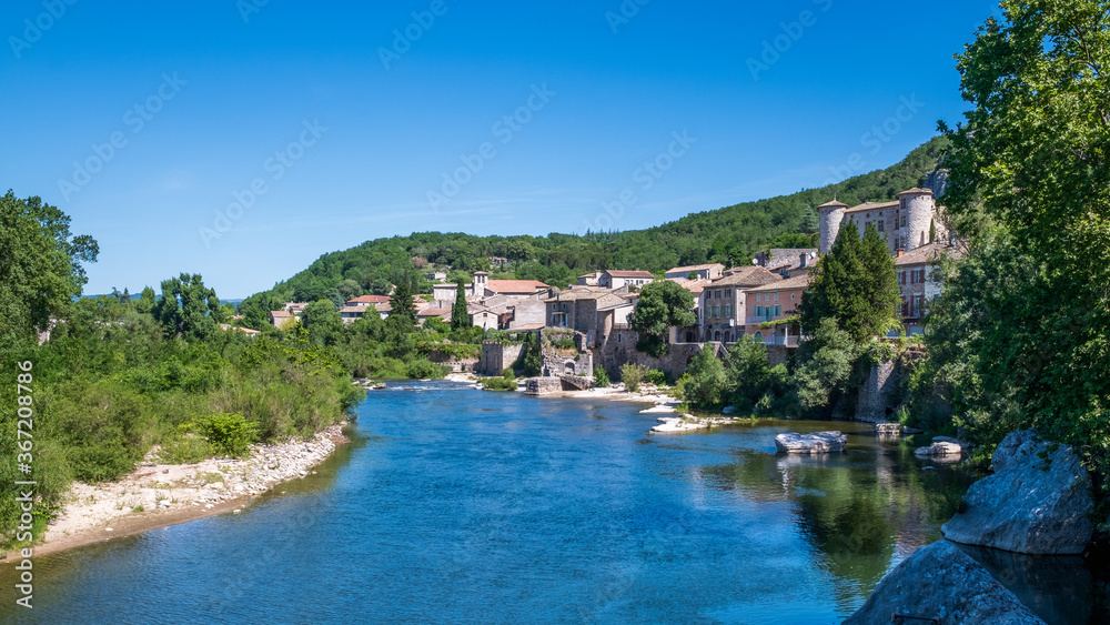 France, Ardèche (07), Vogüé, village au bord de la rivière Ardèche.