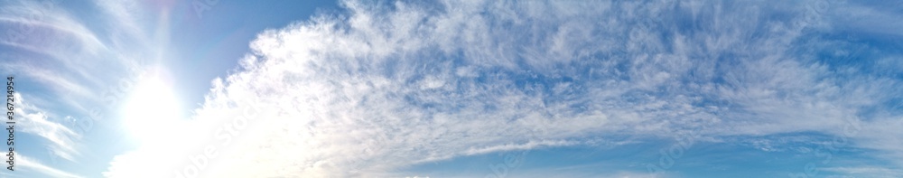 Obraz premium Beautiful panoramic view of blue sky with patch of white clouds, Blaxland Riverside Park, Sydney, New South Wales, Australia
