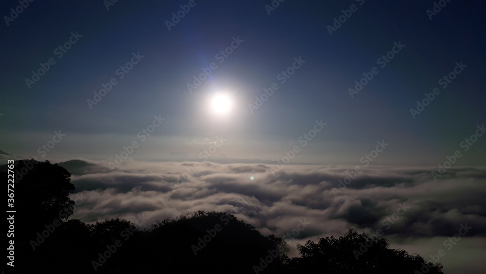 Sol sob nuvens nas serras de Minas Gerais Sol sob nuvens nas serras de Minas Gerais
