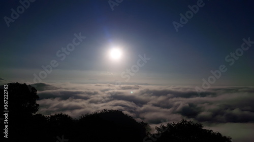 Sol sob nuvens nas serras de Minas Gerais
