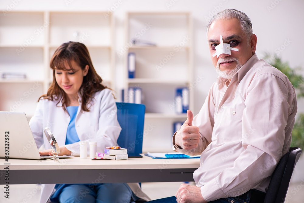 Obraz premium Old man visiting young female doctor for plastic surgery