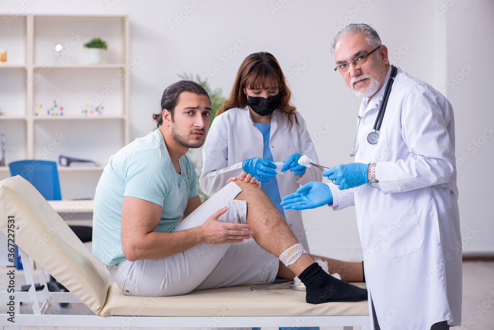 Obraz premium Young leg injured man in the hospital