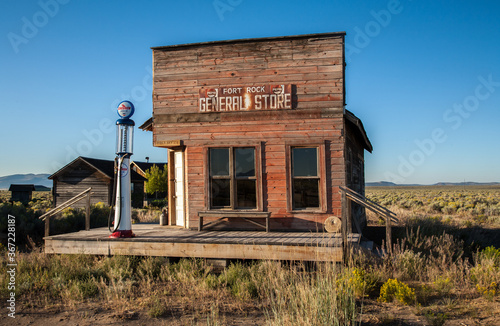 Fotografija Old abandoned general store and post office at Ft Rock State Park, located near Silver Lake, Oregon