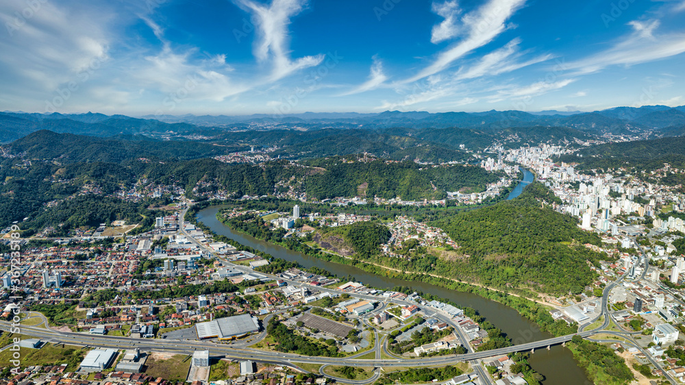 Vista aérea de menadros do Rio Itajaí-Açu e de Blumenau