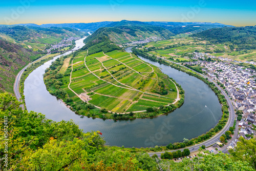 Φωτογραφία moselle river loop at village of bremm