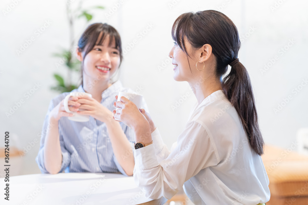 アジア人女性　仲良し　２人　ポートレート