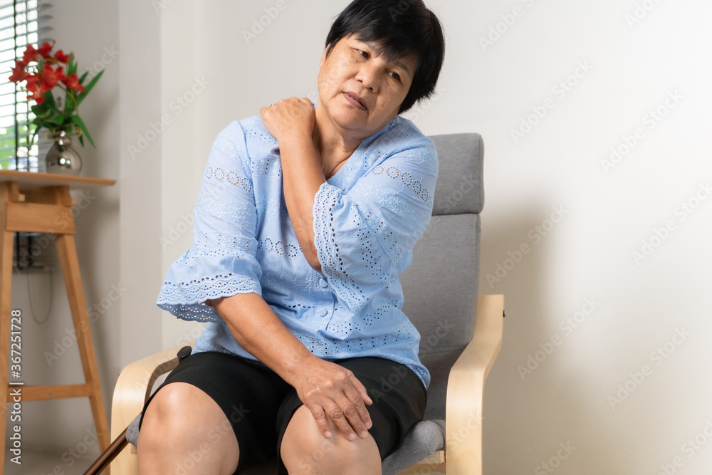 Obraz premium neck and shoulder pain of old woman, healthcare problem of senior concept