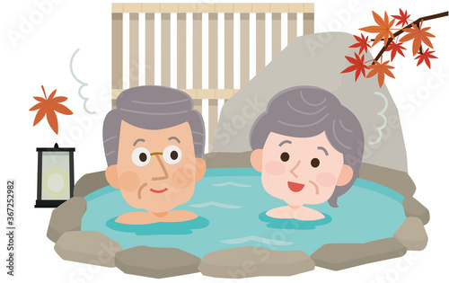 温泉　露天風呂に入る高齢夫婦　背景付き　秋　イラスト