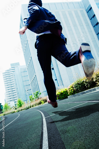 オフィス街を走るビジネスマン